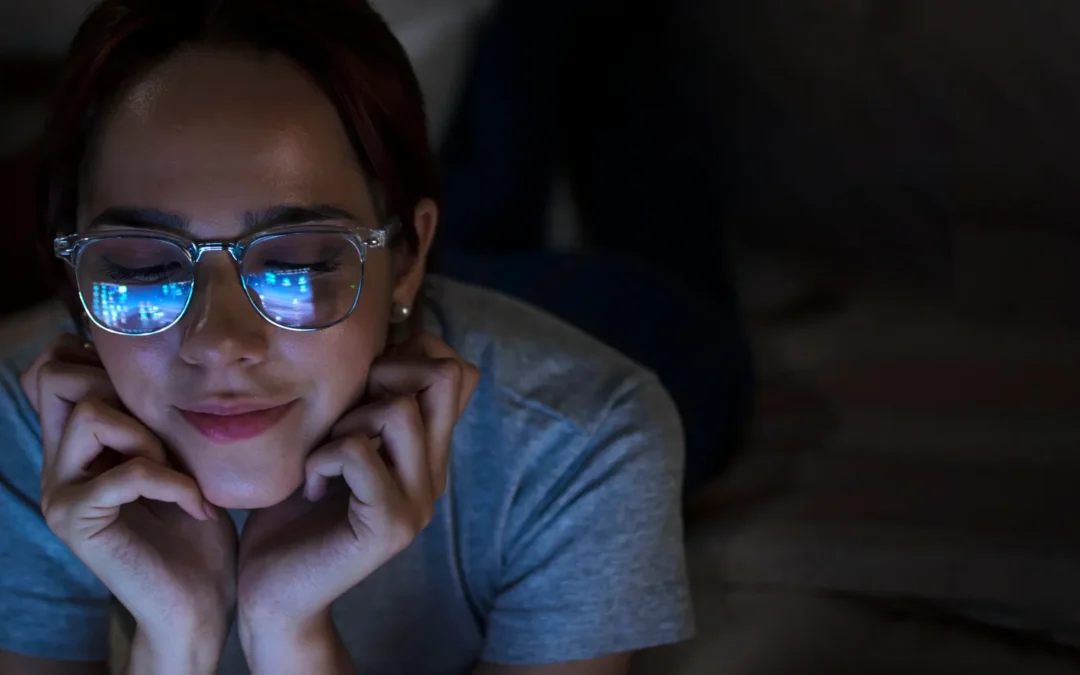 Tecnología y visión: cómo las pantallas afectan a tus ojos y cómo protegerlos